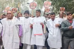 यूजीसी के नए नियमों का सवर्ण समाज में विरोध: कफ़न और बेड़ियों के साथ गाजियाबाद में प्रदर्शन