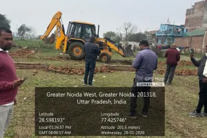 ग्रेटर नोएडा के डूब क्षेत्र में कालोनाइजरों की अवैध कालोनी पर प्राधिकरण का चला बुलडोजर 