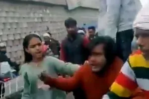 मुरादाबाद में युवक पर अश्लील टिप्पणी का आरोप, पिटाई और जुलूस का वीडियो सामने आया