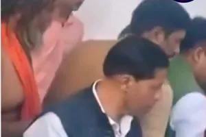 अयोध्या में BJP की अंदरूनी जंग, जिलाध्यक्ष और नेता के बीच धक्कामुक्की