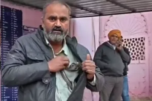 सांप के साथ अस्पताल पहुँचा शख्स! जैकेट में लिपटा ज़हर, देखकर दंग रह गए डॉक्टर