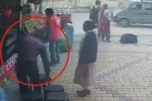 मथुरा: मौत का LIVE वीडियो; चाय की दुकान पर बात करते-करते गिरा व्यक्ति, महज 10 सेकंड में थमी सांसें