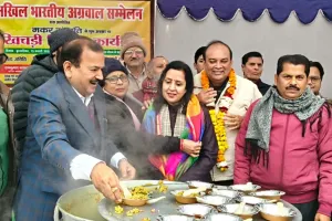 मुज़फ्फरनगर: शिव चौक पर अखिल भारतीय अग्रवाल सम्मेलन ने बांटी खिचड़ी; राज्यमंत्री कपिल देव बोले- त्योहारों से मजबूत होता है भाईचारा