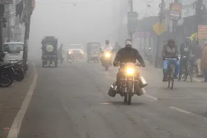 मुज़फ्फरनगर में कोहरे और शीतलहर का डबल अटैक, रेंगते दिखे वाहन, धूप ने दी आंशिक राहत