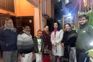 मुजफ्फरनगर पालिकाध्यक्ष मीनाक्षी स्वरूप ने थामी लोकतंत्र की कमान: बंजारान मोहल्ले में घर-घर जाकर बनवाए नए वोट