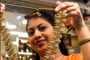 सोने-चांदी की कीमतों में ऐतिहासिक सुनामी: सोना ₹1.75 लाख के पार, चांदी ₹4.25 लाख के नए शिखर पर