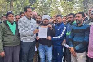 मुजफ्फरनगर: ई-रिक्शा चालकों का हल्लाबोल; किरतपुर में फिटनेस का विरोध, 'एक व्यक्ति-एक रिक्शा' नियम की उठी मांग