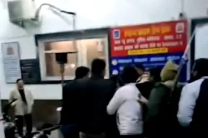 आगरा में पुलिस बनाम वकील हाई वोल्टेज ड्रामा | न्यू आगरा थाने में भिड़ंत से मचा हड़कंप