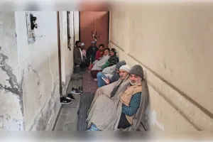 मुजफ्फरनगर में बारिश और कड़ाके की ठंड में भी नहीं डिगे किसानों के हौसले; घटतौली के खिलाफ 'आर-पार' की जंग जारी