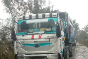 सहारनपुर: थाना सरसावा पुलिस और राजस्व टीम ने ओवरलोड रेत से भरा डम्पर सीज किया