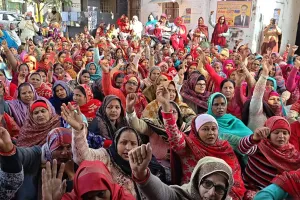 मुज़फ्फरनगर में महिला आंगनबाड़ी कर्मचारी संघ ने डीएम कार्यालय पर किया प्रदर्शन, मांगों को लेकर भरी हुंकार