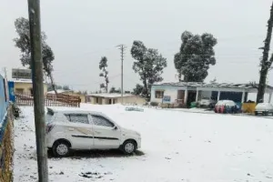 उत्तराखंड में बारिश और बर्फबारी का अलर्ट, देहरादून और अल्मोड़ा के स्कूलों में अवकाश