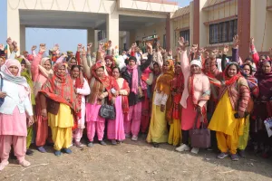 शामली में आंगनबाड़ी कार्यकर्ताओं का प्रदर्शन, प्रधानमंत्री के नाम डीएम को सौंपा ज्ञापन