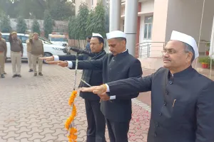 संविधान के सम्मान में लहराया तिरंगा, आयुक्त व जिलाधिकारी ने दिलाई शपथ