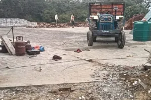 बुलडोजर का डर या कानून का सम्मान? मस्जिद में अवैध निर्माण पर समुदाय के लोगों ने खुद चलाया हथौड़ा..प्रशासन ने की पहल की तारीफ