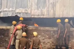 सूखे खाद्य गोदाम में भीषण आग, छह कर्मचारियों के फंसे होने की आशंका