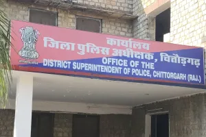  फिल्मी स्टाइल में पकड़ा 25 हजार का ईनामी तस्कर, प्रेमिका से आया था मिलने