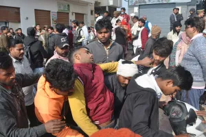 शामली में महिला की मौत के बाद अस्पताल में हंगामा, परिजन और स्टाफ में झगड़ा