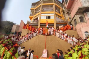 अद्भुत संगम! काशी के शंकराचार्य घाट पर बटुकों ने रचा इतिहास; खुद को तिरंगे के रंग में रंग कर मनाया गणतंत्र दिवस