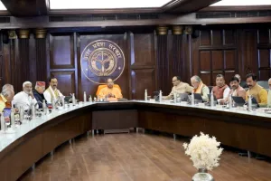 यूपी के 15 लाख शिक्षक व कर्मचारियों के लिए योगी कैबिनेट का फैसला, निजी अस्पतालों में भी कैशलेस इलाज सुविधा