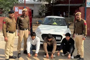 गुरुग्राम: एक्सप्रेसवे पर स्विफ्ट कार से युवाओं ने फिर की स्टंटबाजी, तीन गिरफ्तार