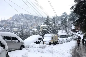 हिमाचल में बर्फबारी से जनजीवन अस्त-व्यस्त, चंबा में ग्लेशियर का कहर, दो जिलों में स्कूल बंद