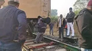  छिंदवाड़ा में बड़ा रेल हादसा टला, चलती पैसेंजर ट्रेन के 3 डिब्बे इंजन से हुए अलग, 20 मिनट तक थमी रही ट्रेन