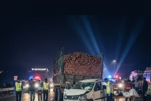 मुज़फ्फरनगर हाईवे पर भीषण हादसा: ईंटों से भरी ट्रैक्टर-ट्राली में घुसी कार; दिल्ली के युवक की मौत, दो साथी गंभीर