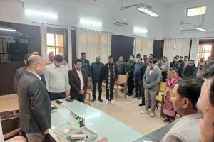 मेरठ कलेक्ट्रेट सभागार में शहीदों की स्मृति में दो मिनट का मौन