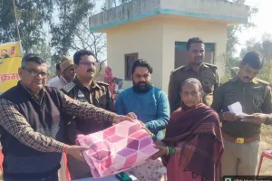 तीर्थ नगरी शुकतीर्थ में बरसी ममता: एसडीएम जानसठ के नेतृत्व में राजस्व विभाग ने जरूरतमंदों को बांटे कंबल