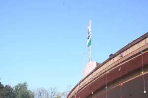 बागपत में 77वां गणतंत्र दिवस: जिलाधिकारी अस्मिता लाल ने किया ध्वजारोहण और स्वतंत्रता सेनानियों को किया सम्मानित