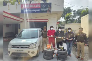 नोएडा पुलिस का बड़ा एक्शन, लग्जरी कारों से टायर-बैट्री चुराने वाला गिरोह दबोचा, हिस्ट्रीशीटर समेत 3 गिरफ्तार