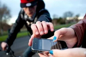 नोएडा में दो अलग घटनाओं में चोरी: कार से iPhone और युवती का मोबाइल फोन छीना गया