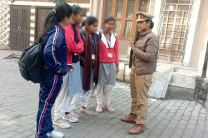 मुजफ्फरनगर पुलिस का एक्शन: 'मिशन शक्ति 5.0' के तहत एंटी-रोमियो टीमों ने महिलाओं को सिखाया सुरक्षा का पाठ, हेल्पलाइन नंबरों की दी जानकारी