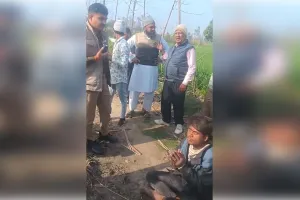 मुज़फ्फरनगर में जंगल में वृद्ध महिला से छेड़छाड़, ग्रामीणों ने आरोपी को दबोचा; हाथ जोड़कर गिड़गिड़ाता रहा युवक