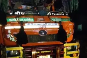 ट्रेलर ने बाइक सवार परिवार को कुचला, तीन बच्चों की मौत-पिता गंभीर