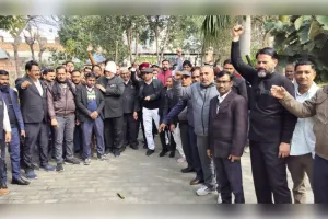 तहसील खतौली में भ्रष्टाचार के विरुद्ध अधिवक्ताओं का आंदोलन सातवें दिन भी प्रचंड: आर-पार की जंग का ऐलान, लखनऊ कूच की तैयारी