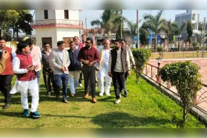 डीएम शामली का तूफानी दौरा: एमआरएफ सेंटर के घटिया निर्माण पर बिफरे जिलाधिकारी, निर्माण कंपनी का भुगतान रोकने के आदेश