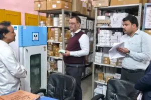 शामलीः थानाभवन सामुदायिक स्वास्थ्य केंद्र का अपर जिलाधिकारी ने किया निरीक्षण