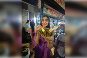 लखनऊ की गलियों में दिखा अदा शर्मा का दिलकश अंदाज़: नवाबों के शहर में चखा 'चाट' का स्वाद, सादगी ने जीता फैंस का दिल