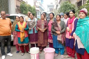 मुज़फ्फरनगर में 'जहर' उगल रहे नल ! संतोष विहार में गंदा पानी पीकर बीमार हो रहे बच्चे, बाल्टियां लेकर सड़क पर उतरी महिलाएं