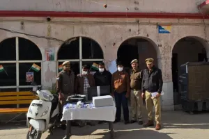 नोएडा में रेलवे नौकरी का झांसा देकर ठगी करने वाले गिरोह के तीन शातिर गिरफ्तार