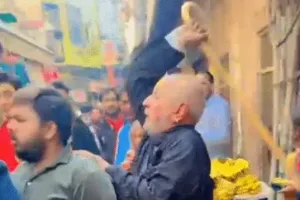 वृंदावन के बांके-बिहारी मंदिर में खूनी संघर्ष: पुजारी ने डंडे से पीटकर श्रद्धालु का सिर फोड़ा