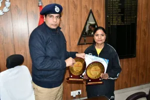मुजफ्फरनगर पुलिस की जांबाज महिला सिपाही ने बैडमिंटन में जीते दो स्वर्ण पदक, एसएसपी ने कार्यालय बुलाकर किया सम्मानित