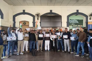 सहारनपुर में रेलवे कर्मचारियों ने मजदूर विरोधी नीतियों के खिलाफ विरोध प्रदर्शन किया