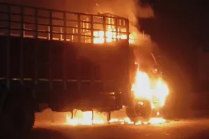 मुजफ्फरनगर में सड़क पर दौड़ता कैंटर बना आग का गोला, चालक ने कूदकर बचाई जान