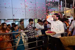 महाशिवरात्रि पर श्री काशी विश्वनाथ दरबार में आस्था का जनसैलाब,श्रद्धालुओं पर पुष्पवर्षा