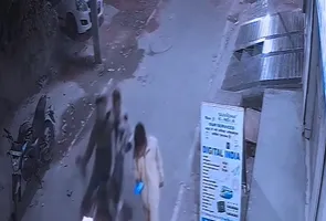 गाजियाबाद: बेखौफ बाइक सवार बदमाशों ने युवक से झपटा मोबाइल, सनसनीखेज वारदात सीसीटीवी में कैद