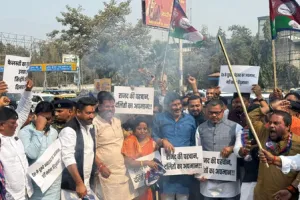 रामविलास को 'बेचारा' कहने पर भड़के लोजपा (आर) के कार्यकर्ता, तेजस्वी यादव का पुतला फूंका