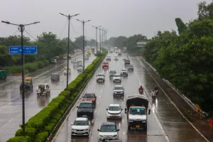 घने बादलों ने आसमान को घेरा, बूंदाबांदी से हुई एनसीआर के सुबह की शुरुआत, एक्यूआई में भी आंशिक सुधार 